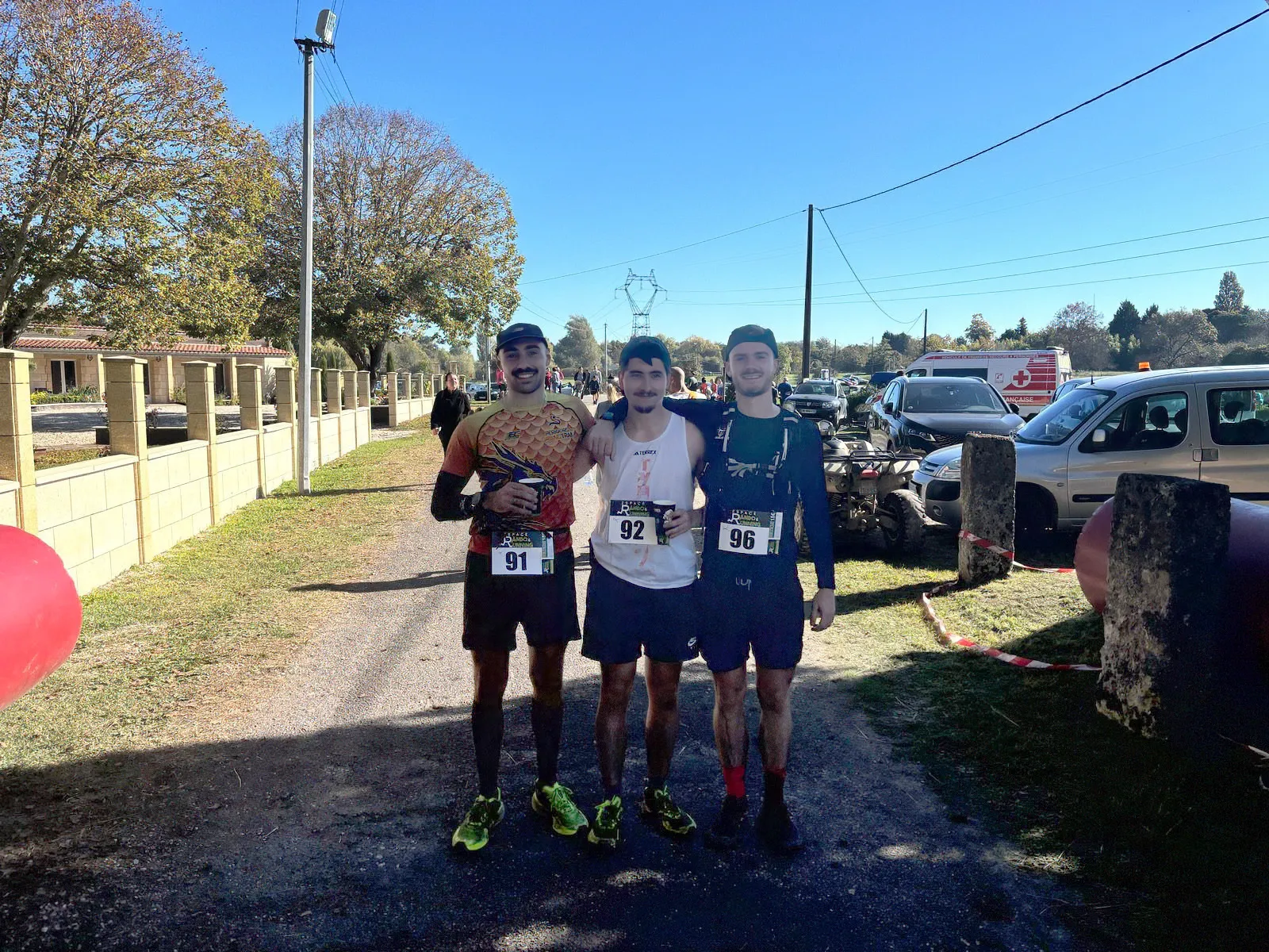 Maxime, Lucas et Alexis, dossards sur le ventre, après une course